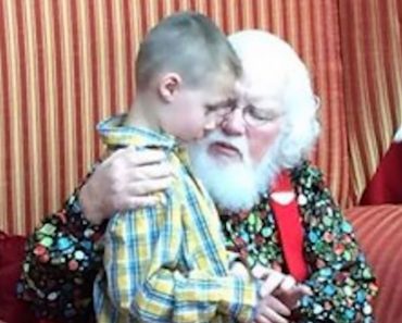 Niño autista confiesa un secreto oscuro, Santa lo agarra y le dice 5 palabras