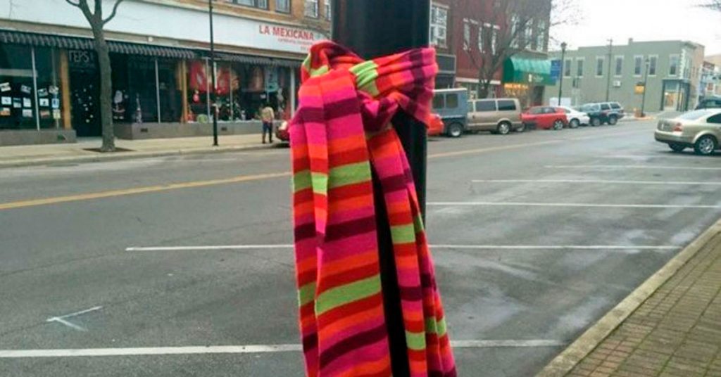 Si ves una bufanda atada por tu ciudad este próximo invierno esto es lo que significa