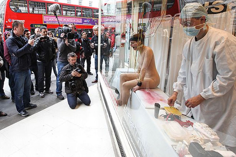 Esta mujer es torturada en el centro de Londres para recrear el maltrato que sufren los animales