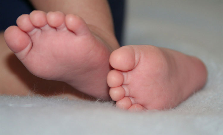 Toque suavemente estos puntos en el pie de un bebé y de inmediato dejará de llorar