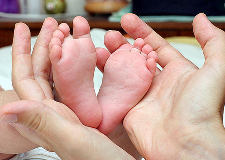 Toque suavemente estos puntos en el pie de un bebé y de inmediato dejará de llorar