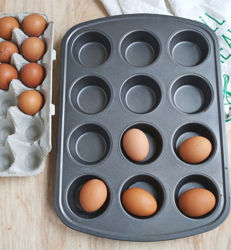 Pone chinchetas en el extremo de los huevos antes de cocinarlos... ¡Tengo que probarlo!