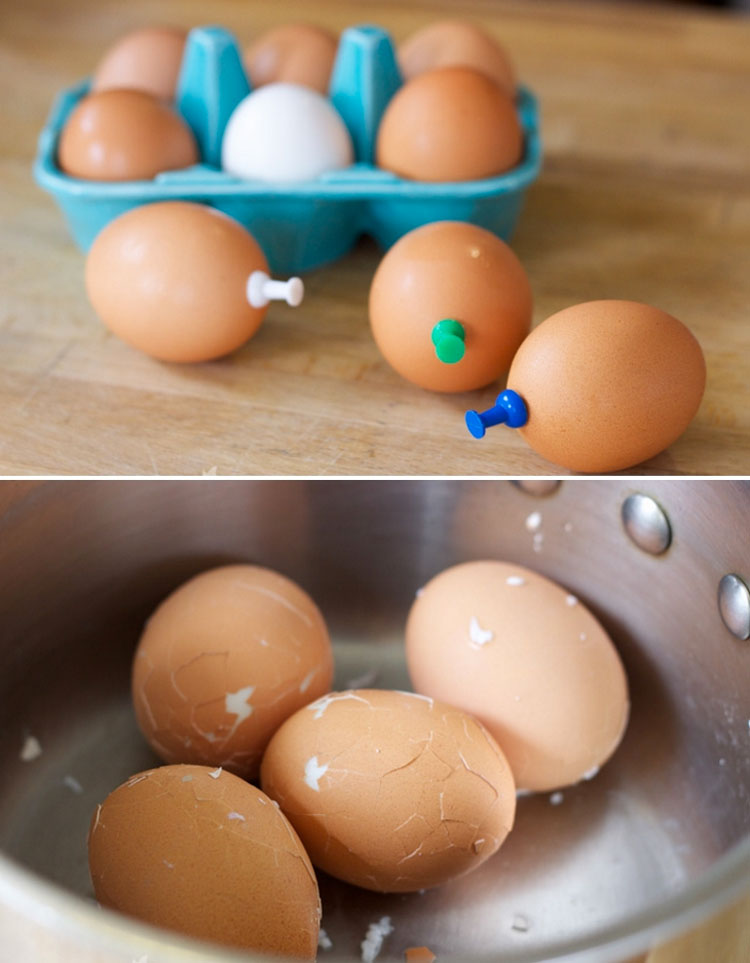 Pone chinchetas en el extremo de los huevos antes de cocinarlos... ¡Tengo que probarlo!