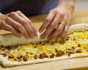 Enrolla una masa con carne y queso y consigue una comida que tendrá a tu familia pidiendo más