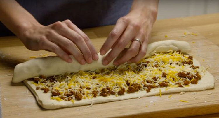 Enrolla una masa con carne y queso y consigue una comida que tendrá a tu familia pidiendo más