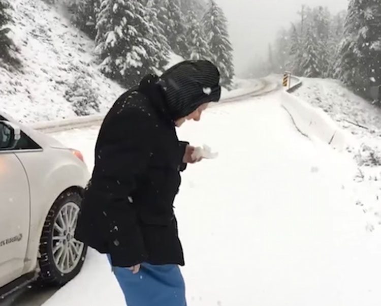 Tiene 101 años y sale del coche rápidamente. Su hijo captura una secuencia que hace reír a todo el mundo