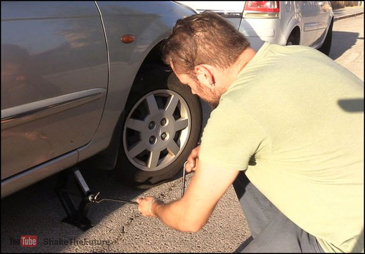 Si te quedas sin batería puedes arrancar tu coche con tan solo una cuerda. Así...