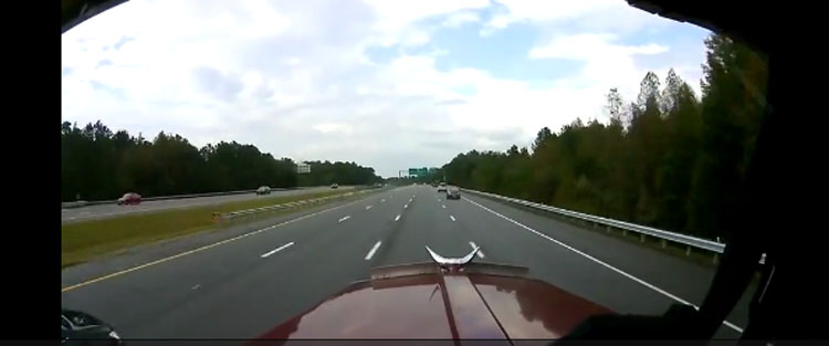 Captura estas imágenes escalofriantes cuando un coche se puso delante de su camión y frenó en seco