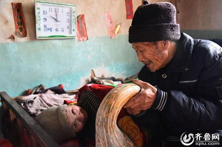 Esta es la historia de verdadero amor de un hombre que ha cuidado a su esposa paralizada durante 56 años