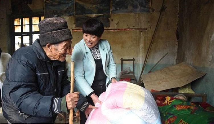 Esta es la historia de verdadero amor de un hombre que ha cuidado a su esposa paralizada durante 56 años