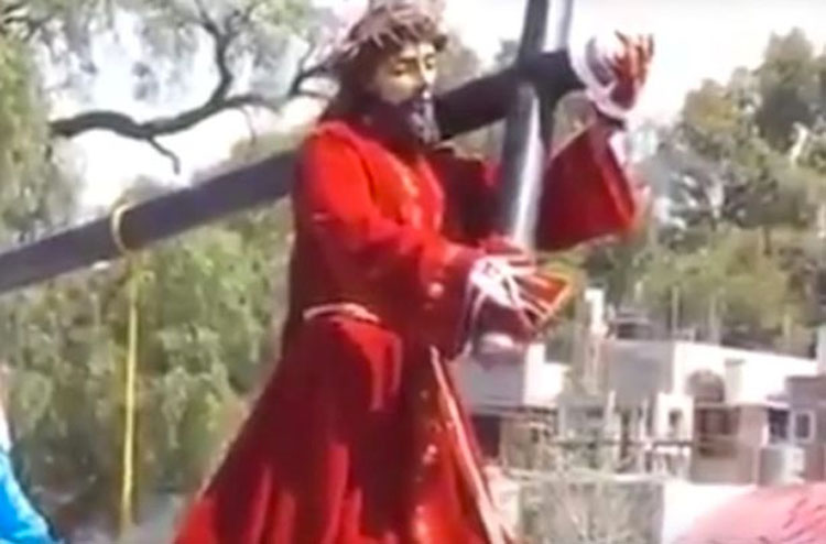 El vídeo que da la vuelta al mundo: estatua de Jesús 'mueve su cabeza' durante una procesión católica