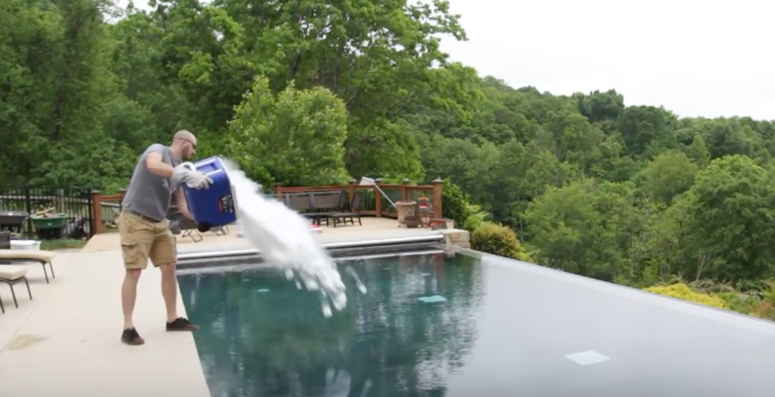 Mira lo que ocurre cuando vacías un cubo repleto de hielo seco en una piscina