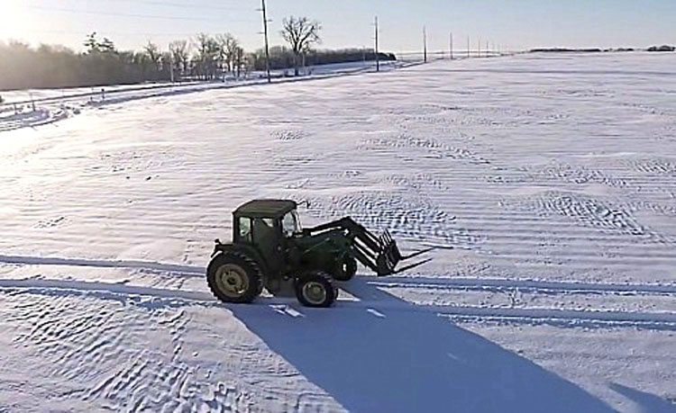 El tractor escribe un mensaje en la nieve y todo Internet aplaude el resultado final