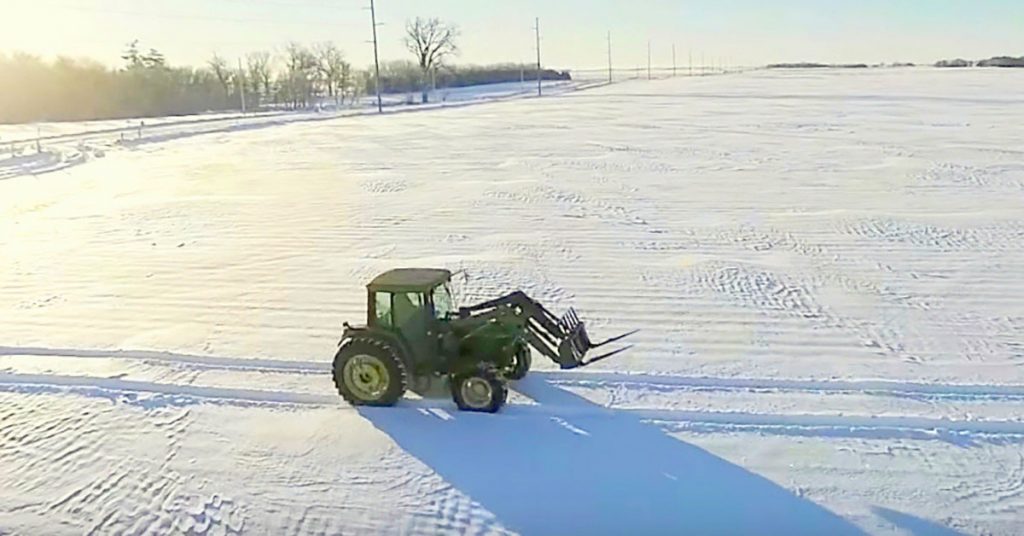 El tractor escribe un mensaje en la nieve y todo Internet aplaude el resultado final