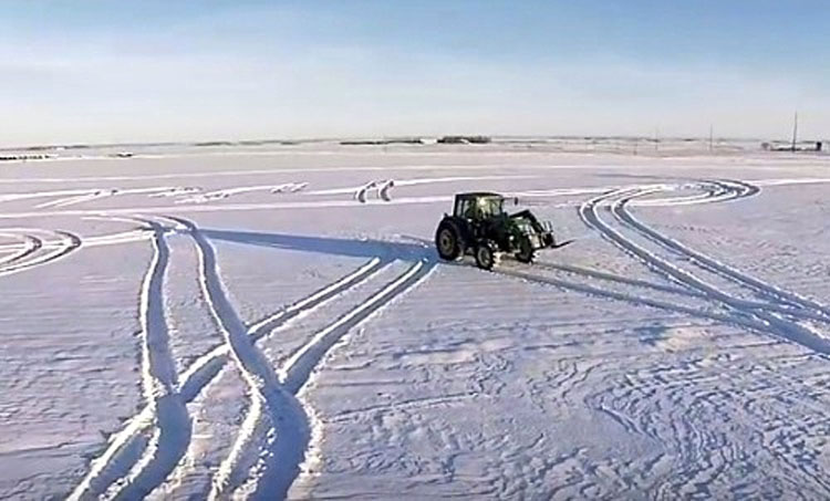 El tractor escribe un mensaje en la nieve y todo Internet aplaude el resultado final