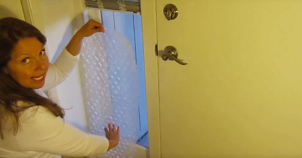 Pone plástico de burbujas en la ventana. ¿La razón? ¡Este truco te ahorrará un montón de dinero!
