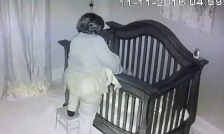 La abuela pone al bebé en la cuna y la cámara de seguridad capta algo que hace reír a todos