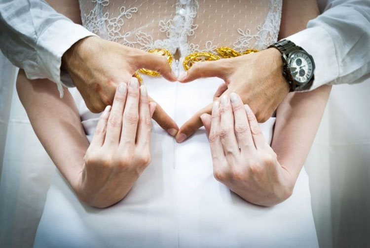 Una pareja pregunta si pueden casarse en el cielo, hasta que aprenden por qué es una mala idea