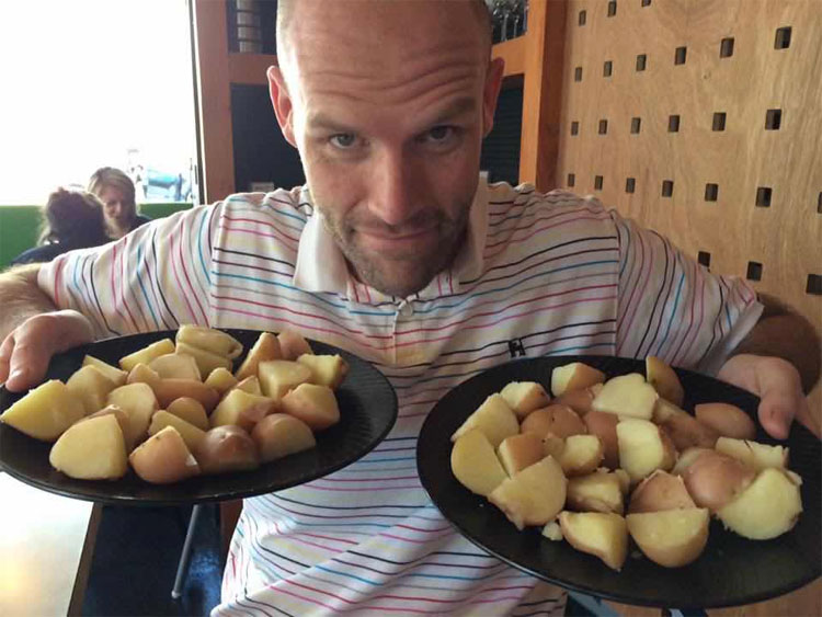 Sólo comía patatas todos los días durante un año. Este es su aspecto en la actualidad