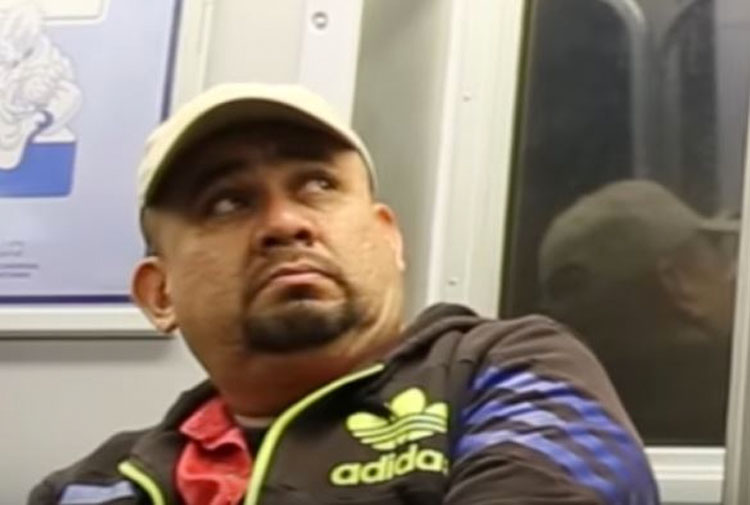 Arrasa en YouTube esta increíble levitación de un mendigo en el metro de Nueva York