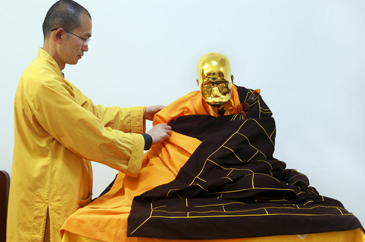 Lo que hicieron al cuerpo de este monje cuando murió tiene a la gente aturdida