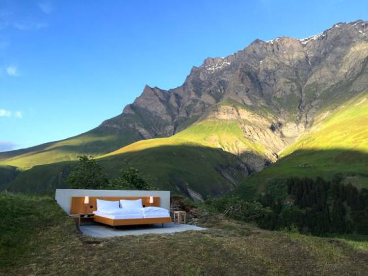 ¿No ves nada extraño en esta habitación? Es un hotel en los Alpes suizos que sorprende al mundo