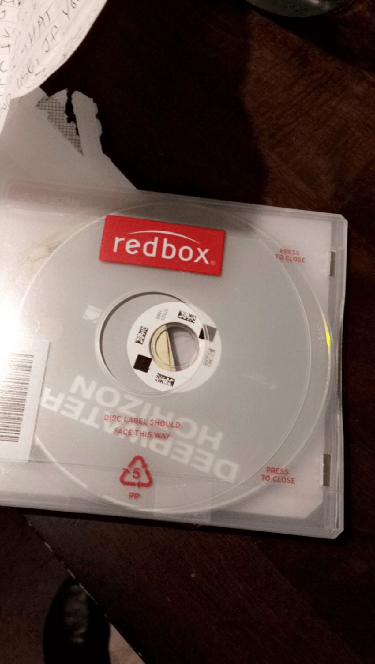 Alquila una película para relajarse y cuando abre la caja del DVD se encuentra esta extraña nota