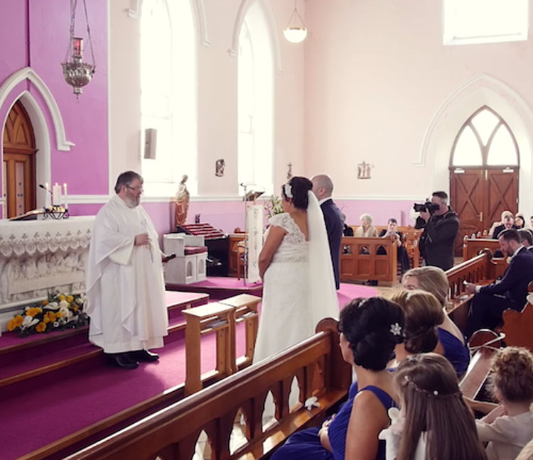 La ceremonia se interrumpe por una voz desde atrás, la novia se da la vuelta y se echa a llorar