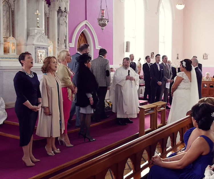 La ceremonia se interrumpe por una voz desde atrás, la novia se da la vuelta y se echa a llorar