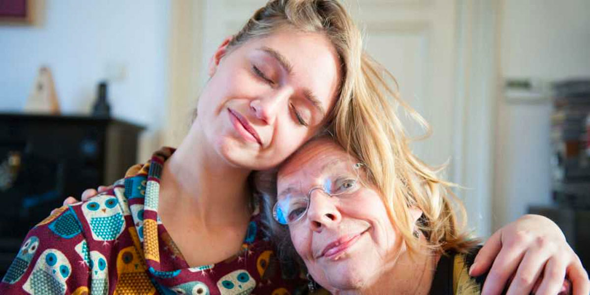 Una nueva investigación muestra que tu madre va a vivir más tiempo si la ves a menudo
