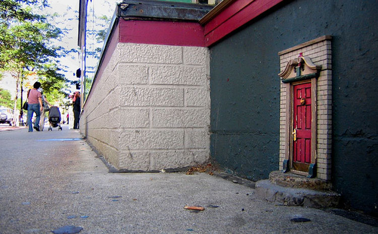 Si caminas por esta ciudad, verás estas diminutas "puertas de hadas". Esto es lo que significan