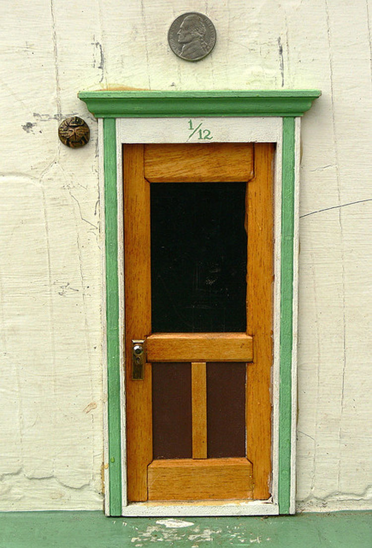 Si caminas por esta ciudad, verás estas diminutas "puertas de hadas". Esto es lo que significan