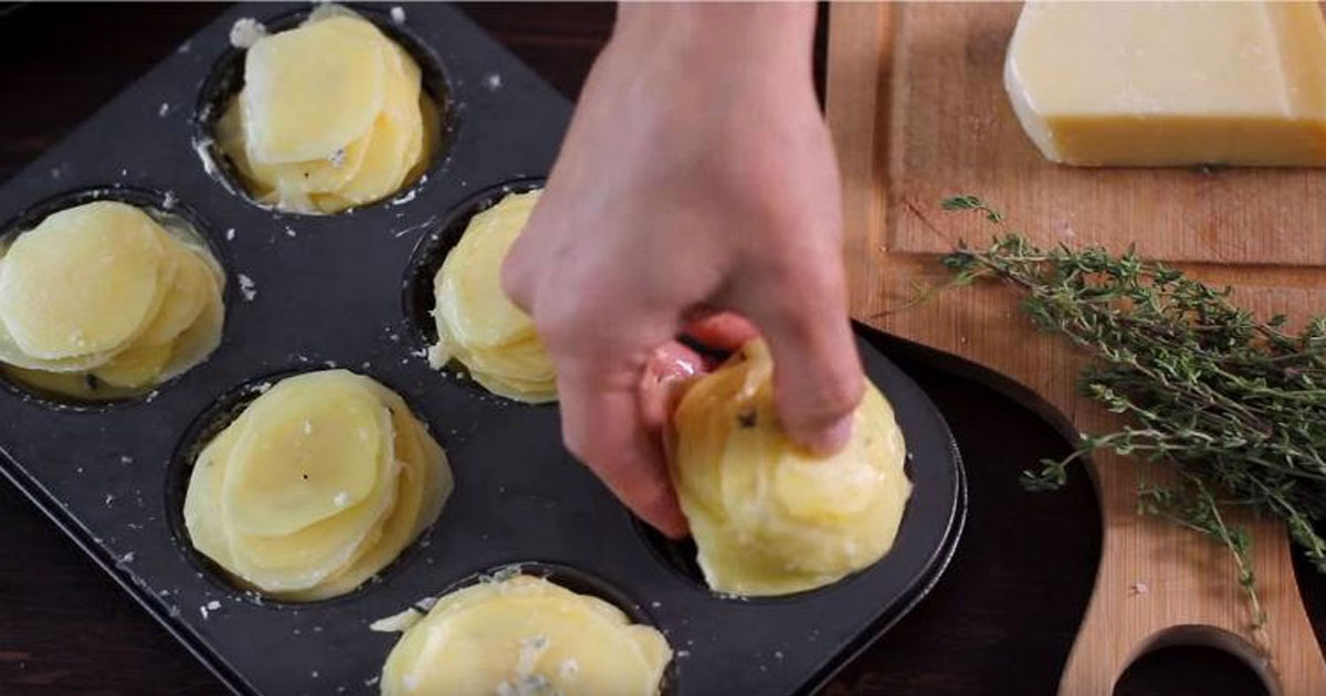 Corta patatas en rodajas y ponlas en un molde. ¡Lo que sale del horno será el plato favorito de la familia!