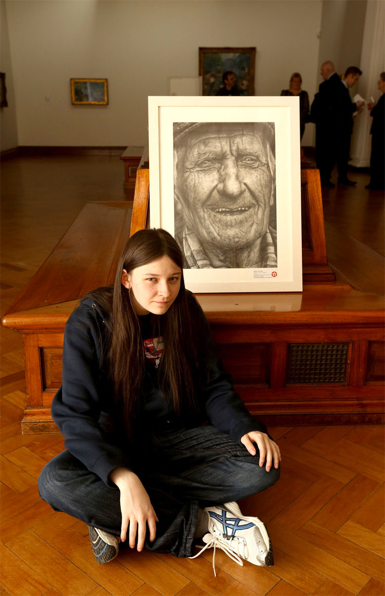 Esta chica de 16 años entró en un concurso con solo un lápiz. El resultado final es IMPRESIONANTE