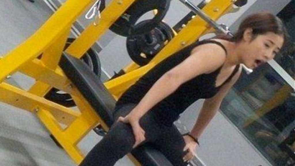 La extraña imagen viral de esta mujer en el gimnasio que está confundiendo a todo el mundo