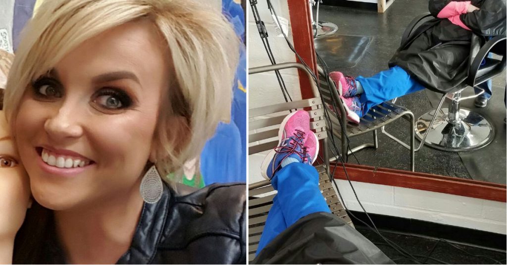 Enfermera se duerme en la silla de una peluquería, entonces ven sus zapatos y le hacen una foto secreta