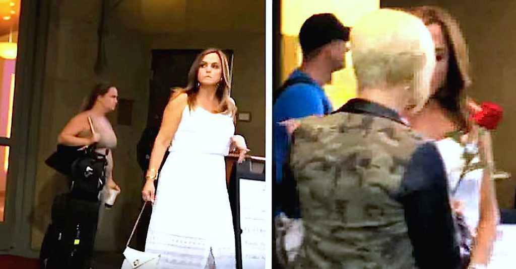 Su marido llega tarde a su cena romántica, después una mujer rubia viene hasta ella con una rosa 1 Su marido llega tarde a su cena romántica, después una mujer rubia viene hasta ella con una rosa