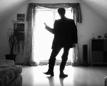 Pone en marcha la cámara y realiza unos increíbles movimientos de baile que tiene a todo el mundo hipnotizado 1 Pone en marcha la cámara y realiza unos increíbles movimientos de baile que tiene a todo el mundo hipnotizado