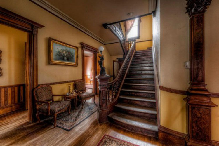 Esta mansión de 1875 está siendo vendida excesivamente barata, pero nadie quiere comprarla