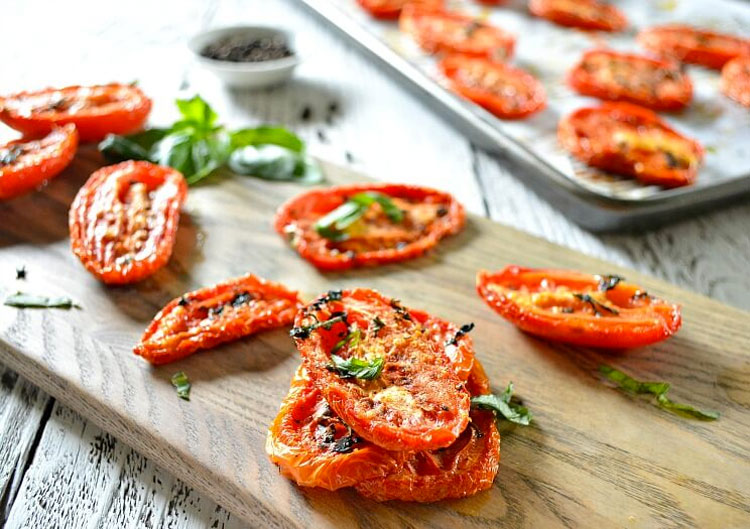 ¡Nunca compres patatas fritas de nuevo! Haz estas chips de tomate crujientes y sabrosas