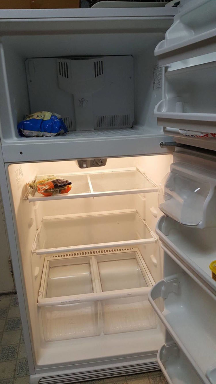 Un paciente pide a su enfermera que limpie su refrigerador, cuando abre la puerta, está totalmente vacío