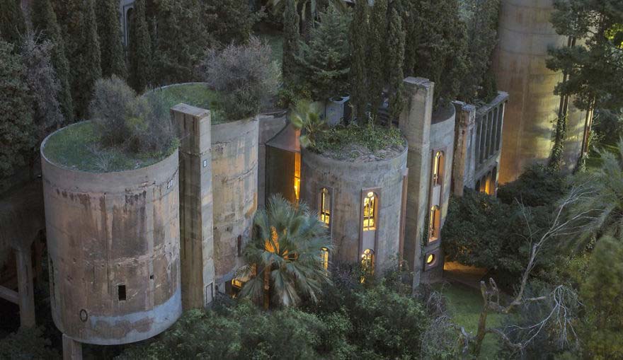 Arquitecto convierte una antigua fábrica de cemento en su casa. Su interior te dejará sin aliento