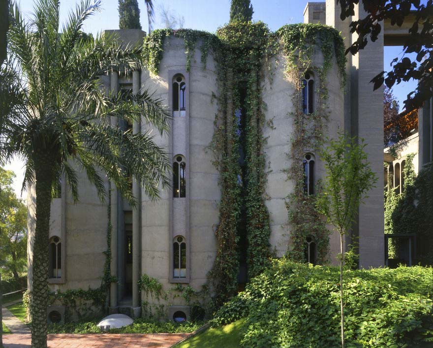 Arquitecto convierte una antigua fábrica de cemento en su casa. Su interior te dejará sin aliento