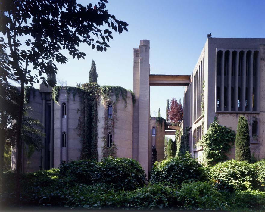 Arquitecto convierte una antigua fábrica de cemento en su casa. Su interior te dejará sin aliento