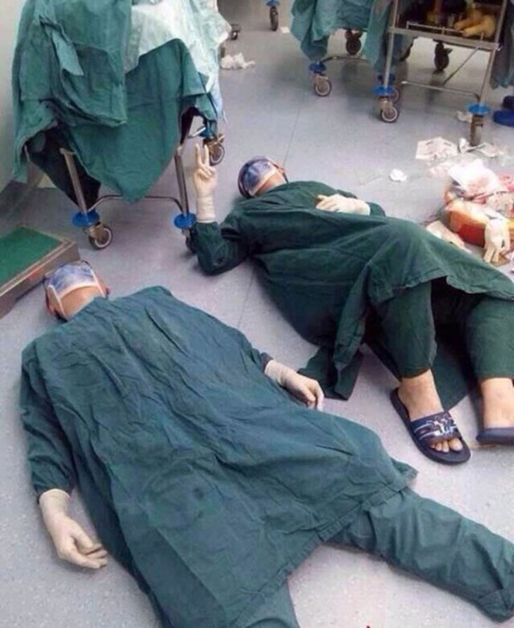 Los doctores se desploman después de 32 horas de operación - cuando se levantan, todo el mundo está sin palabras