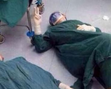 Los doctores se desploman después de 32 horas de operación - cuando se levantan, todo el mundo está sin palabras