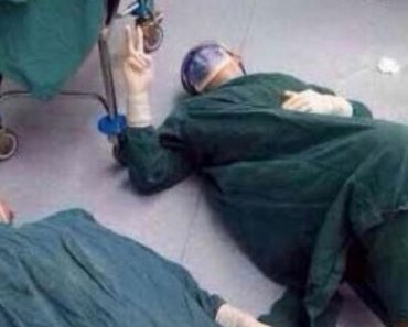 Se desploman después de 32 horas de operación - cuando se levantan, todo el mundo está sin palabras 1 Los doctores se desploman después de 32 horas de operación - cuando se levantan, todo el mundo está sin palabras