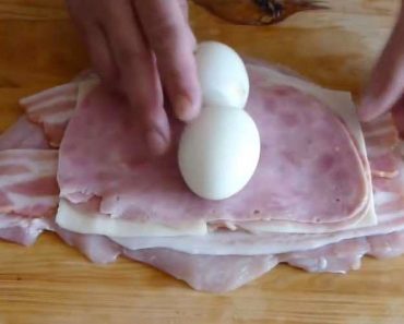 Enrolla huevos cocidos en pollo y cuando lo saca del horno sorprende a la gente
