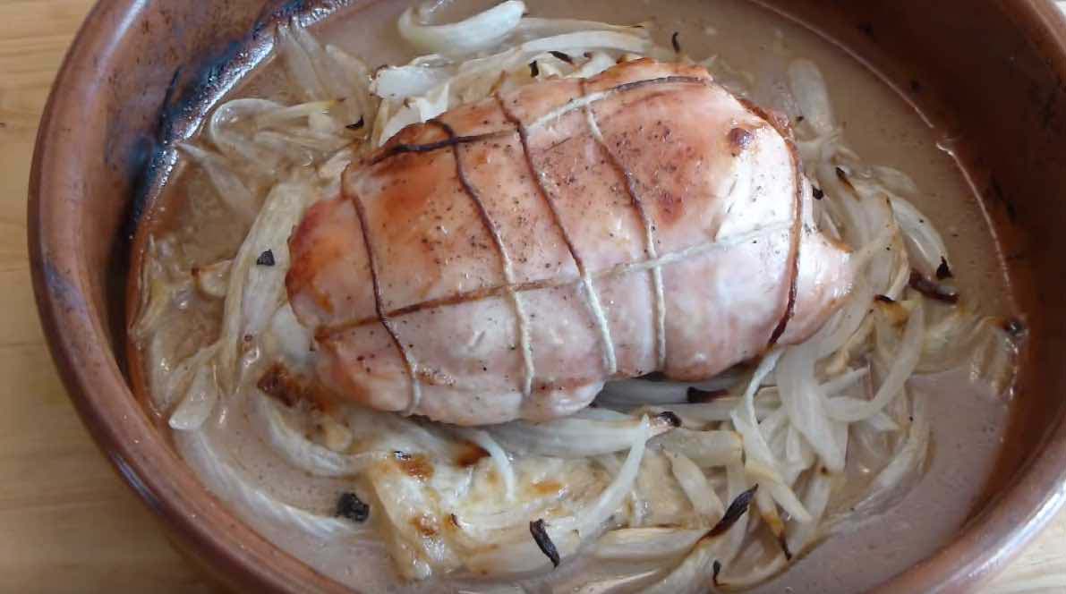 Enrolla huevos cocidos en pollo y cuando lo saca del horno sorprende a la gente