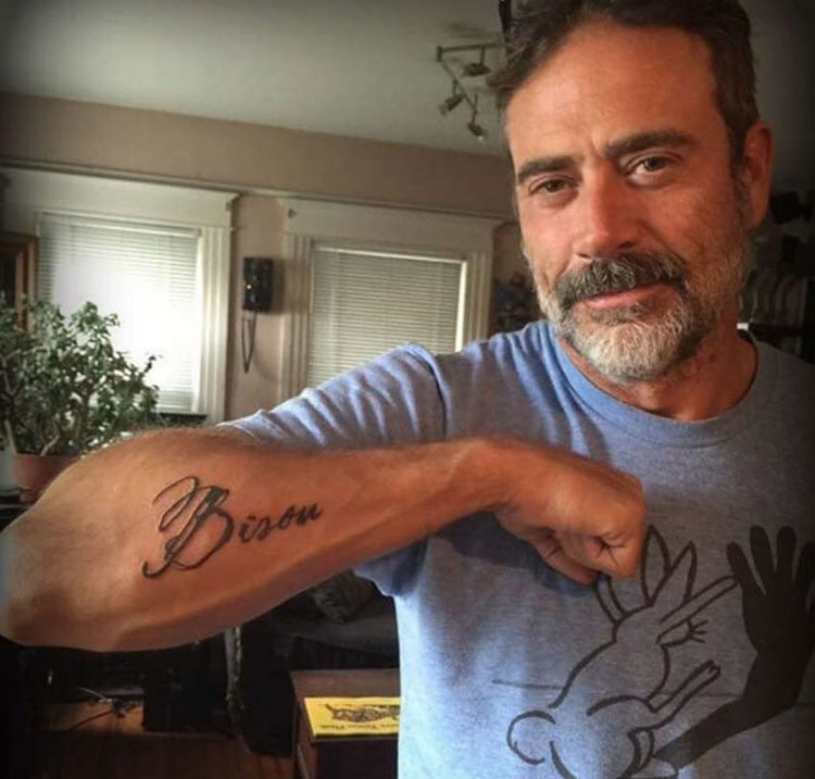 Este famoso actor muestra un tatuaje misterioso, después revela cuál es la razón